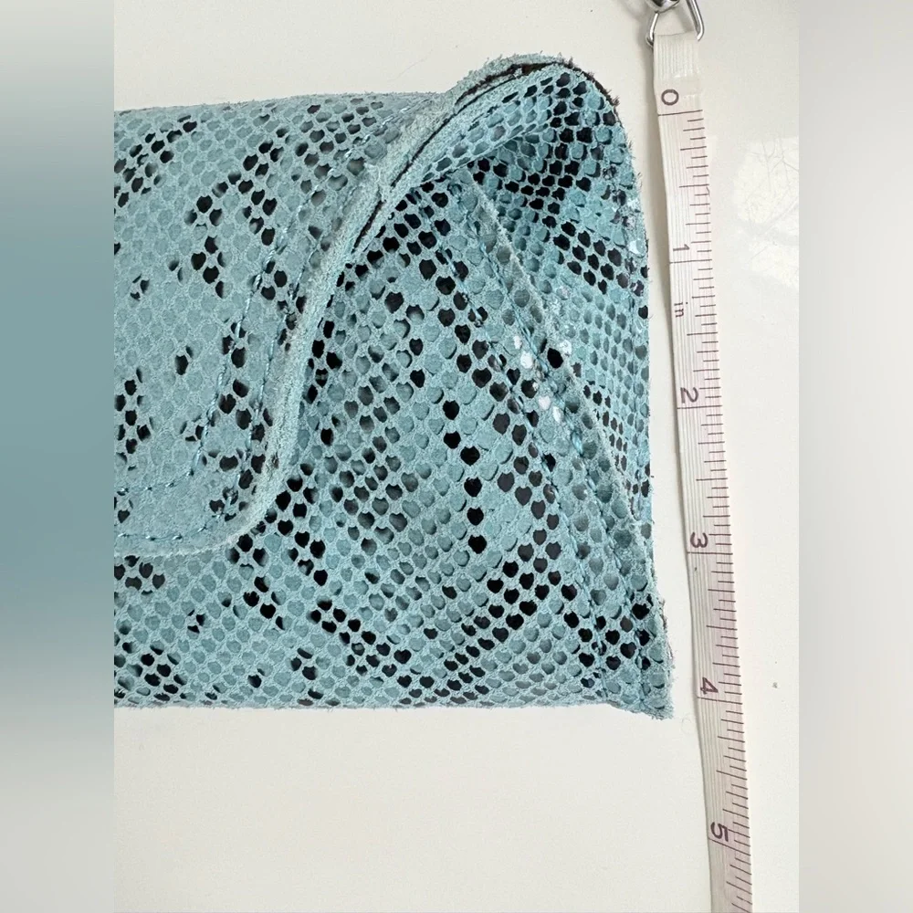 Turquoise python or snakeskin patterned leather clutch bag a twist-lock closure